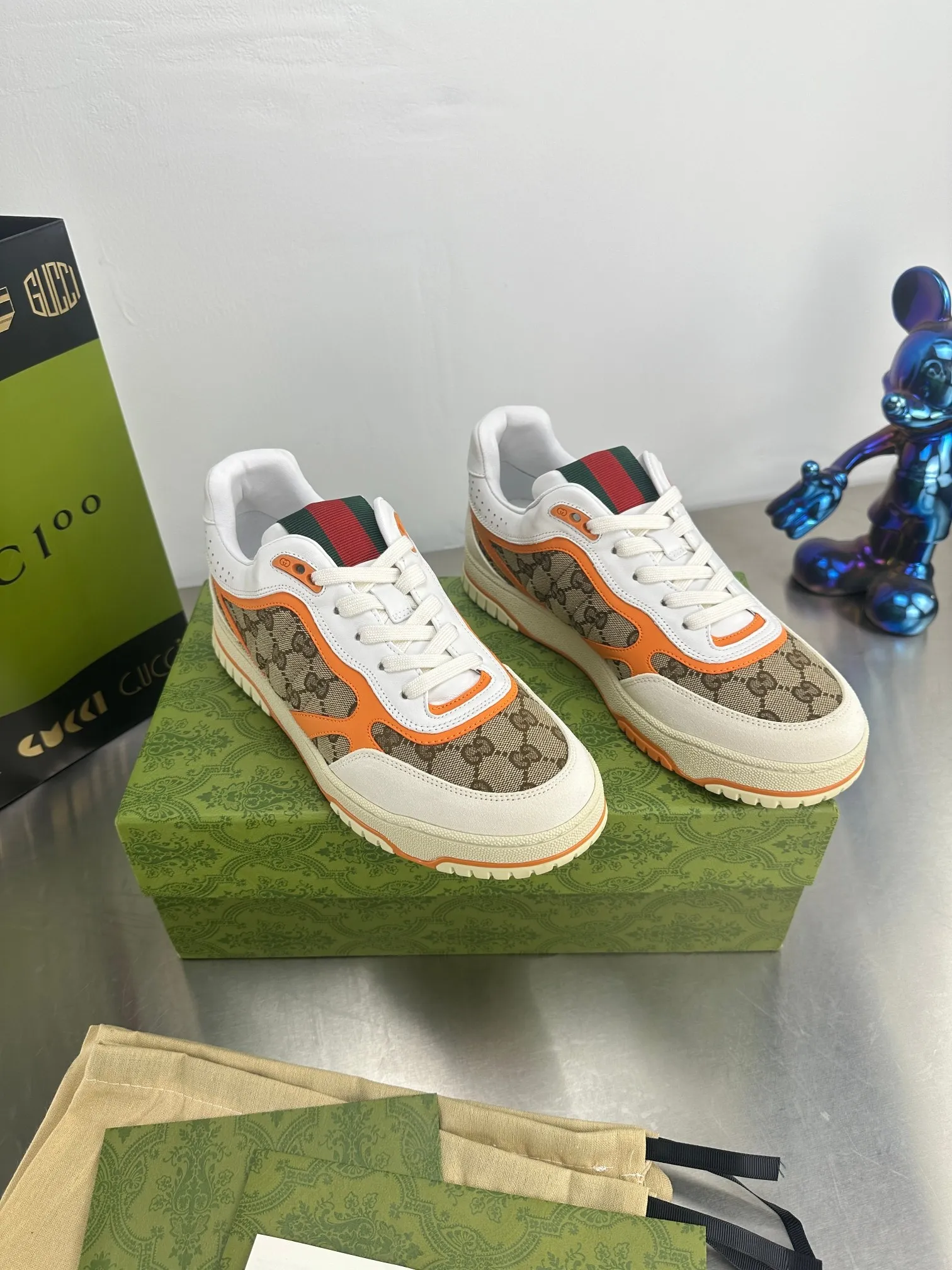 👟👟Ex-factory price 600👟👟 Gucci's latest hot-selling series of high and low-cut distressed couple's sneakers are shipped. The original version is purchased, developed and manufactured. This high-low top sneaker adopts a basketball-style silhouette design, cleverly integrated with hollow panels and distressed effects, showing its unique ingenuity. The ingenuity incorporates brand logo details such as interlocking Double G styling accessories and Gucci lettering, a low-key tribute to the brand's design heritage. Exquisite packaging at the delivery counter 🛍📦 ▪️ Fabric: Original customized imported first-layer cowhide ▪️ Inner lining: Imported first-layer cowhide ▪️ Sole: Original molded TPU sole ▪️ Sole thickness: 3cm ▪️ Size: 35-46 (Male 38 46 customized)